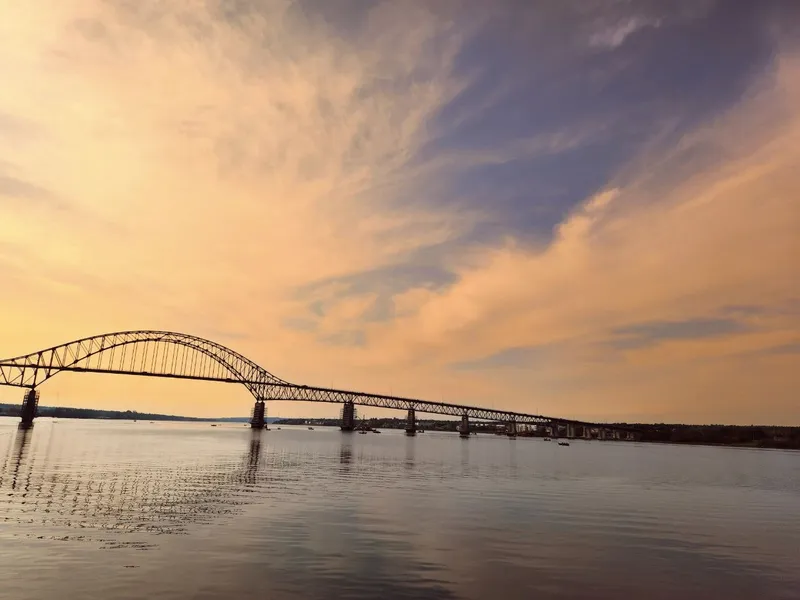 Le pont du Centenaire au-dessus de la rivière Miramichi, au coucher du soleil